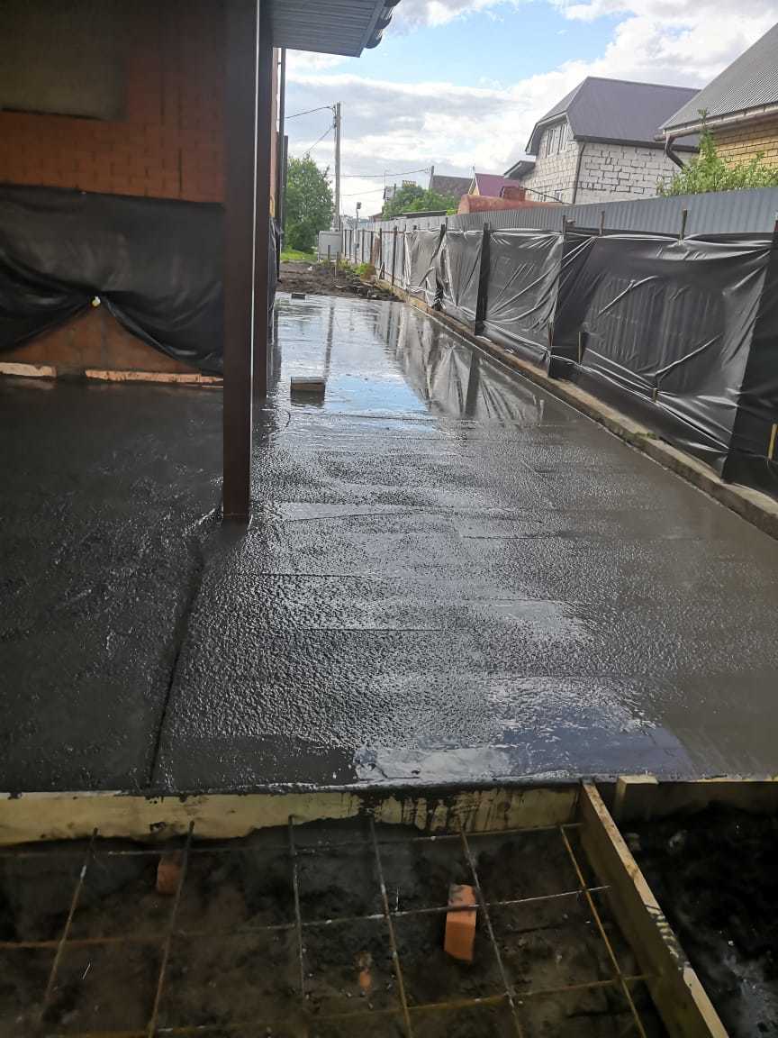 Фото заливки площадки перед домом